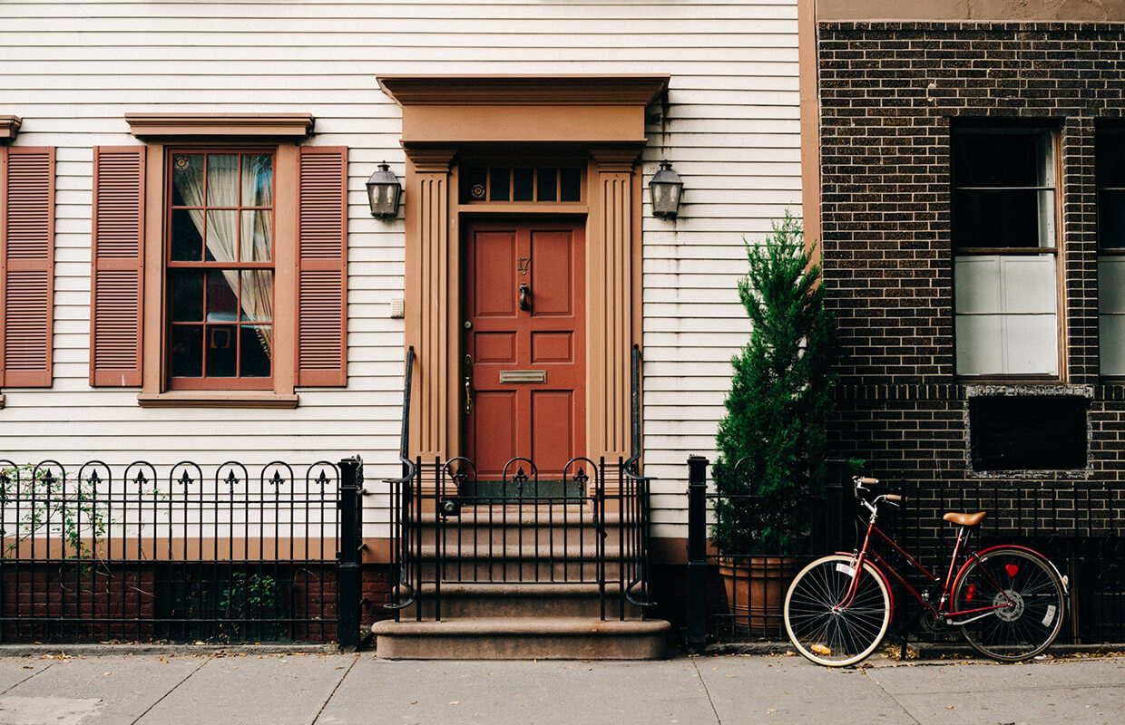 casa elegante con bicicleta aparcada