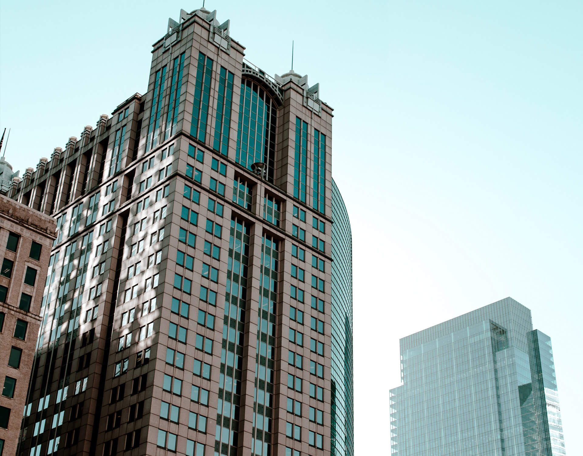 edificio con cielo azul